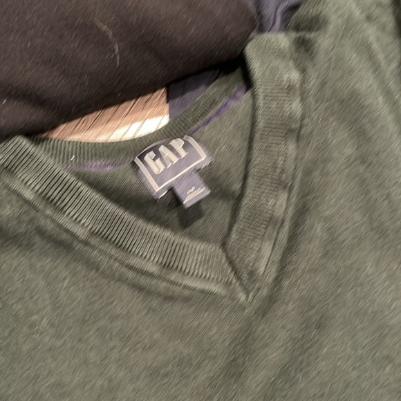 Gap bundle of 4 v neck sweaters all large 2 green one black and one blue - Picture 3 of 5